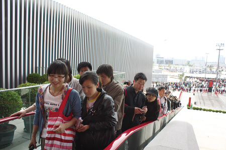 乘坐自動扶梯，游客興高采烈地進入中國國家館