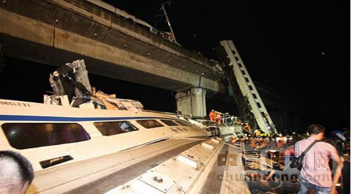 北京南至福州D301次列車與杭州至福州南D3115次列車發(fā)生追尾事故