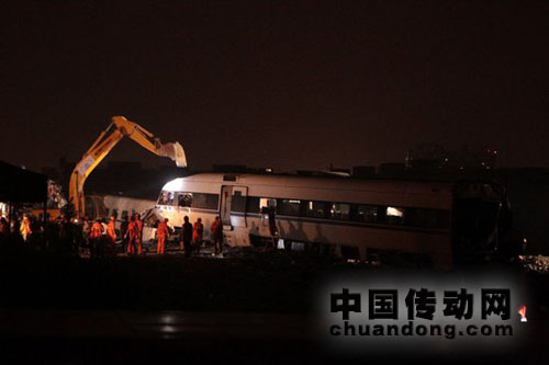 7月25日，挖掘機正在對事故列車車廂進行拆解