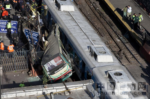 阿根廷城鐵列車和公交車相撞致百人受傷9月13日，在阿根廷首都布宜諾斯艾利斯，救援人員在城鐵列車和公交車相撞事故現(xiàn)場忙碌。