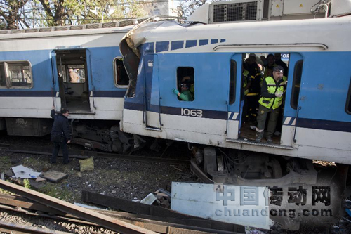 一輛92路公交車急于穿過欄桿正在放下的道口，結(jié)果和一列城鐵列車發(fā)生碰撞。城鐵列車脫軌后又和一列逆向行駛的城鐵列車發(fā)生側(cè)撞